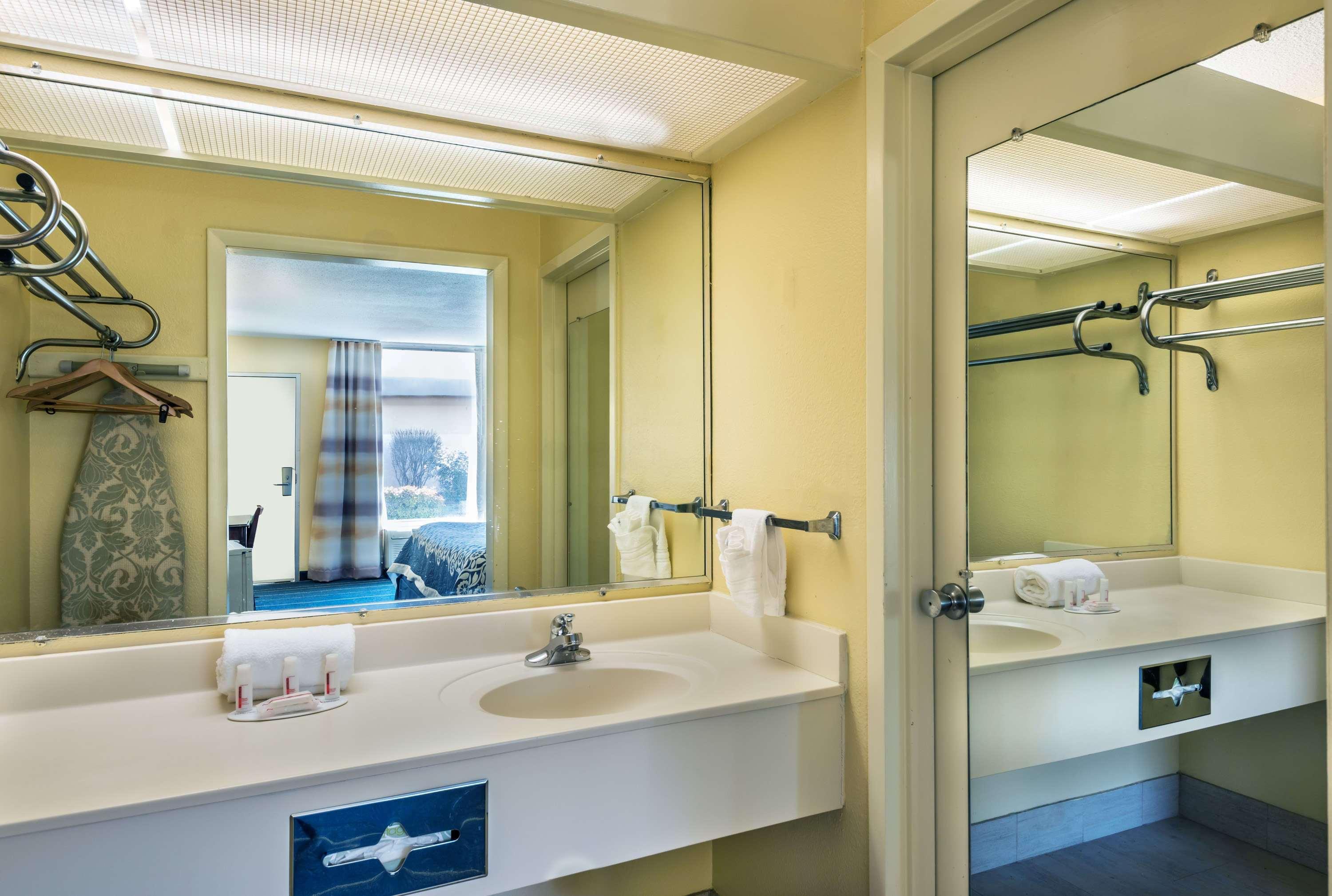Days Inn By Wyndham South Hill Exteriér fotografie